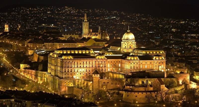 Budapest_castle_by_night