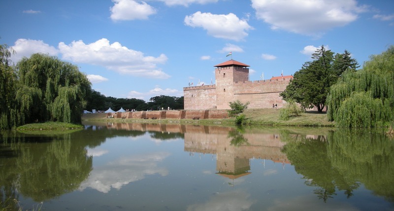 Gyula_castle_with_lake