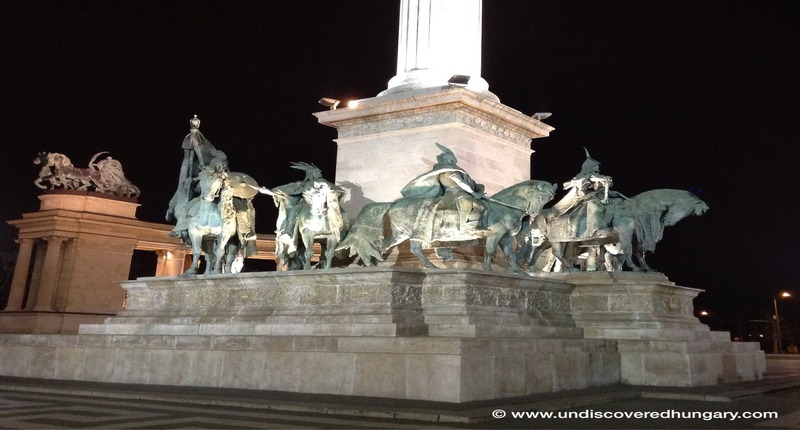 Heroes'_square_budapest_by_night