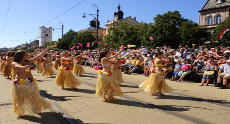Debrecen_flower_carnival_dancer_hungary
