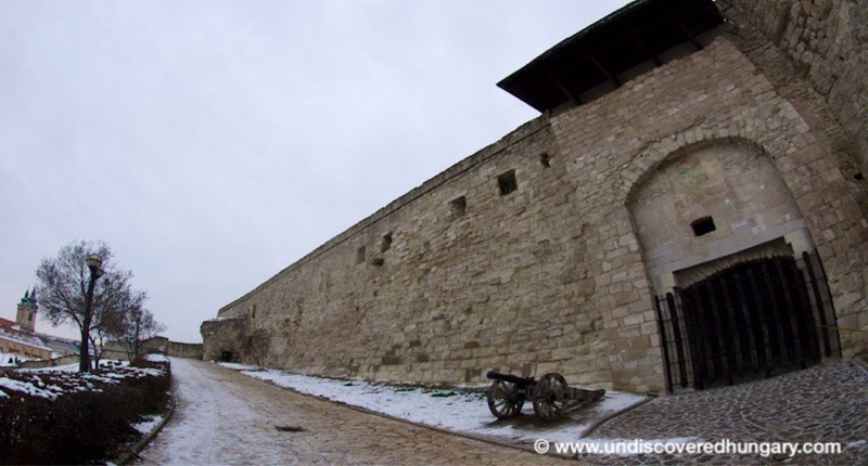 Castle_of_eger_with_cannon_2